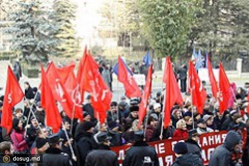 БОЛЕЕ 200 КОММУНИСТОВ ПИКЕТИРОВАЛИ ПАРЛАМЕНТ, ПРОТЕСТУЯ ПРОТИВ ВЛАСТИ