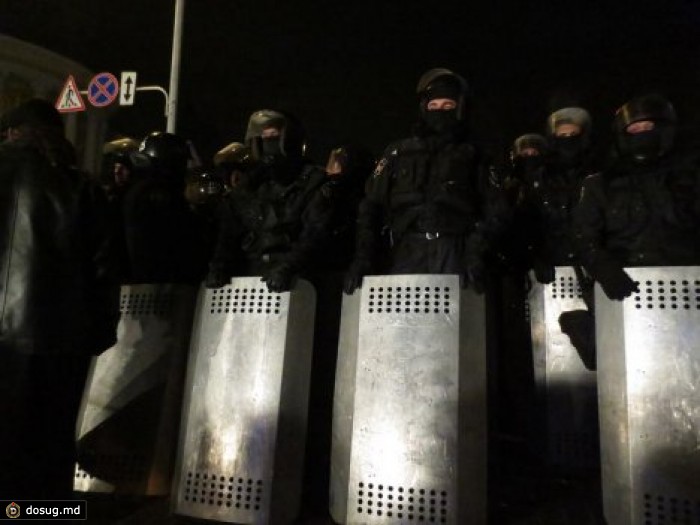 Баррикады "Беркута" и рекламная акция. ВИДЕО