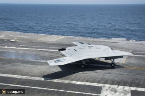 Беспилотник X-47B впервые совершил посадку на палубу авианосца