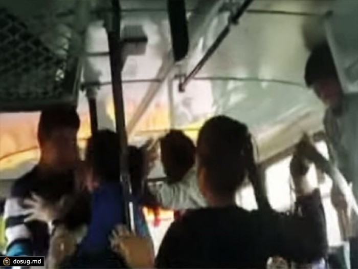 Безразличие пассажиров автобуса в момент, когда девушки отбивались от насильников. ВИДЕО