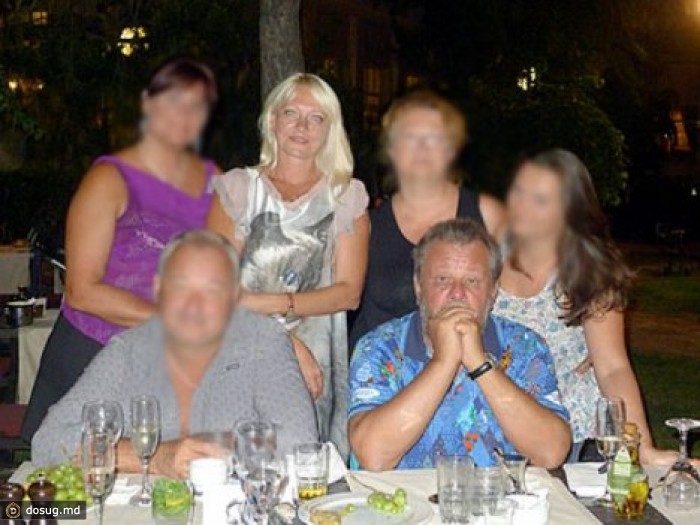 Блондинка на фото с митрополитом Владимиром - его племянница