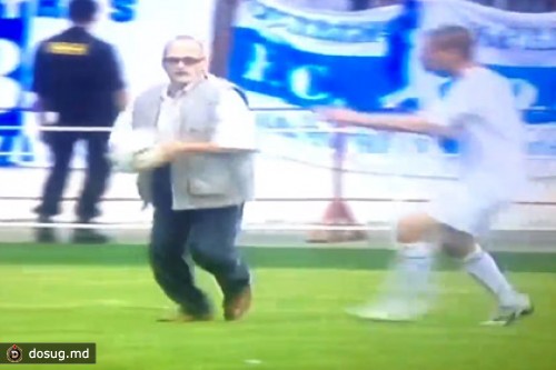 Болельщик отобрал у белорусских футболистов мяч