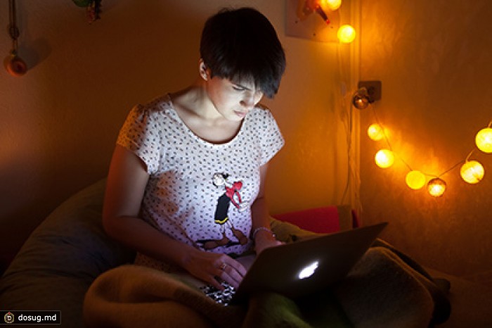 Больше половины россиян заявили о боязни слежки через веб-камеру