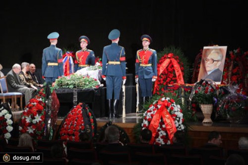 Бориса Васильева похоронили с воинскими почестями