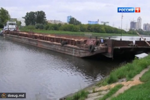 Буксир с пьяным экипажем перекрыл канал имени Москвы