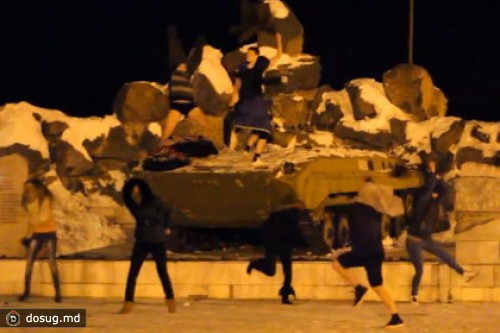 Дела танцоров «Harlem Shake» на мемориальной БМП вернули в полицию
