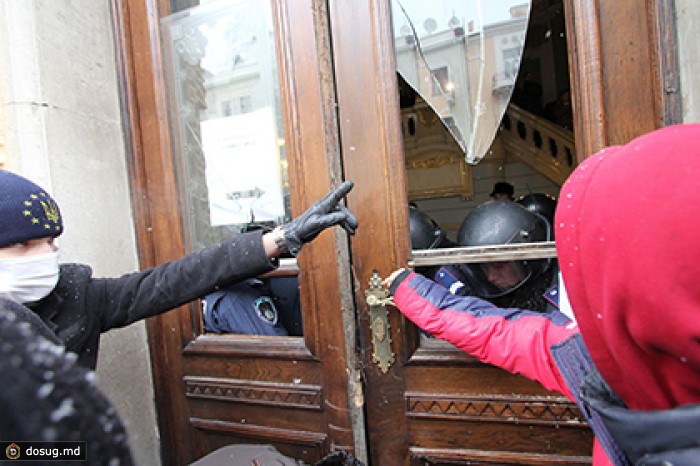 Демонстранты захватили администрацию Черновицкой области
