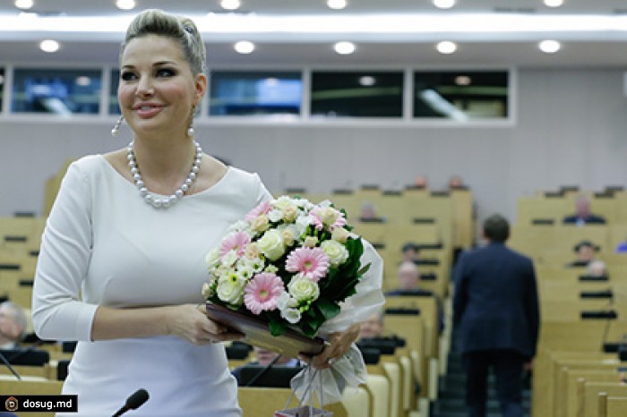 Депутат Максакова пришла на заседание в свадебном платье