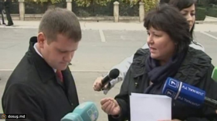Депутатов у Дворца республики встретили протестующие женщины