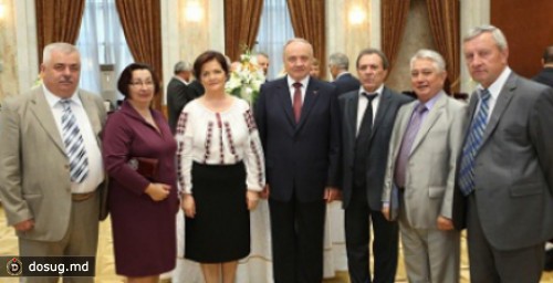 Депутаты, члены правительства, послы были приглашены на торжественный прием по случаю Дня независимости