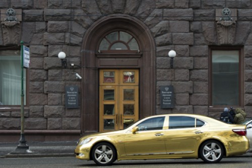 Депутаты одобрили повышение налога на роскошные автомобили