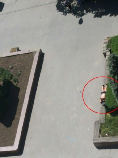 Девушка загорала топлесс на главной улице Кишинева