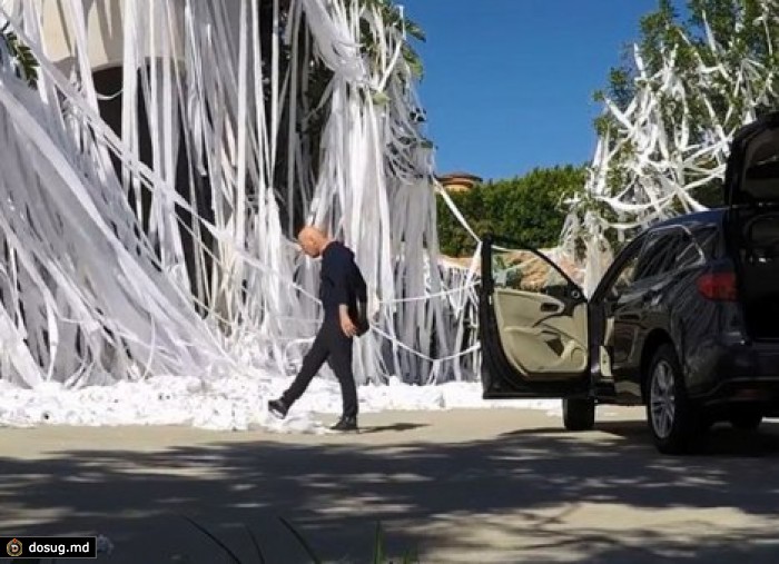 Дом телеведущего забросали четырьмя тысячами рулонов туалетной бумаги. ВИДЕО