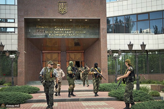 Донецкие ополченцы забрали из управления Нацбанка оружие и машины