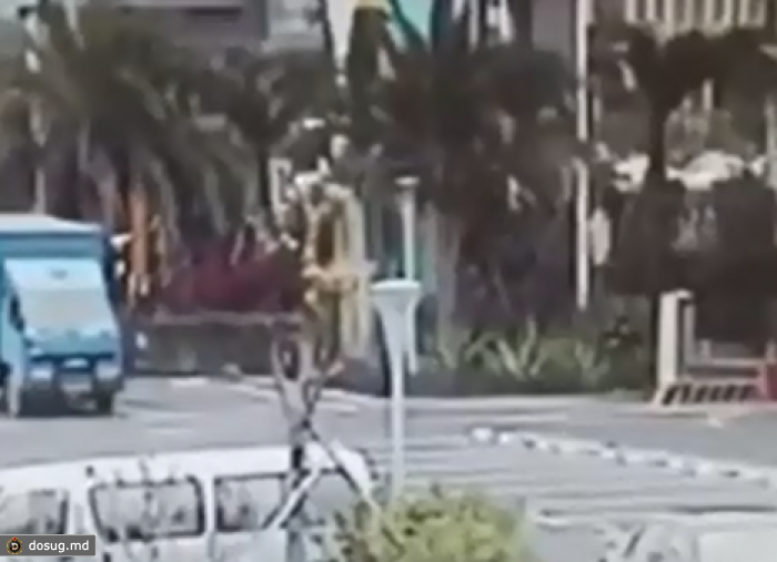 Дождь из людей обрушился на китайский аэропорт. ВИДЕО (18+)