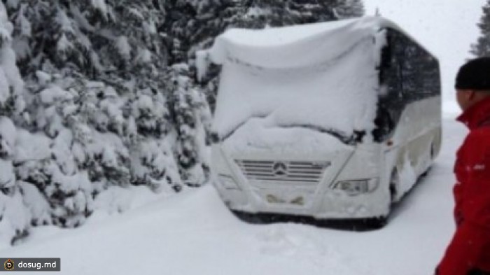 Два молдавских автобуса застряли в сугробах в Румынии