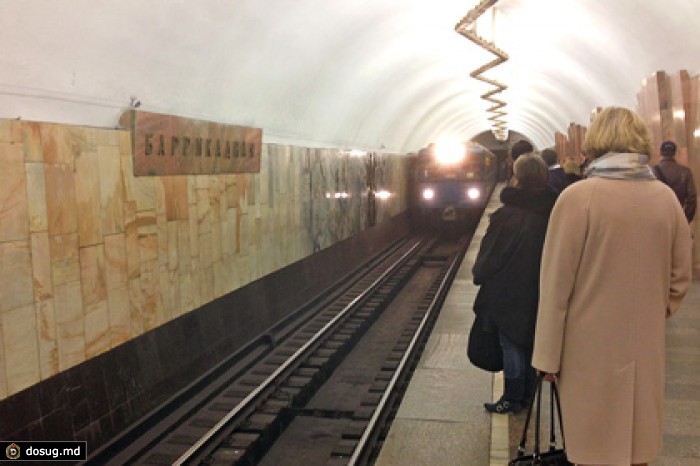 Движение на фиолетовой ветке метро прерывалось из-за падения женщины на рельсы