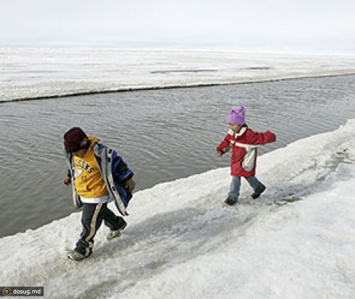 Двое детей провалились под лед