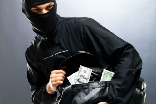Двое работников автосервиса ночью обворовывали своих клиентов