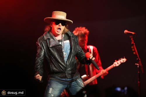 Фанат Guns N'Roses подал в суд на Акселя Роуза за выбитый зуб