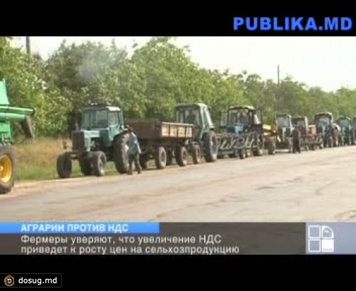 Фермеры со всей страны выставили свою сельхозтехнику вдоль некоторых национальных трасс