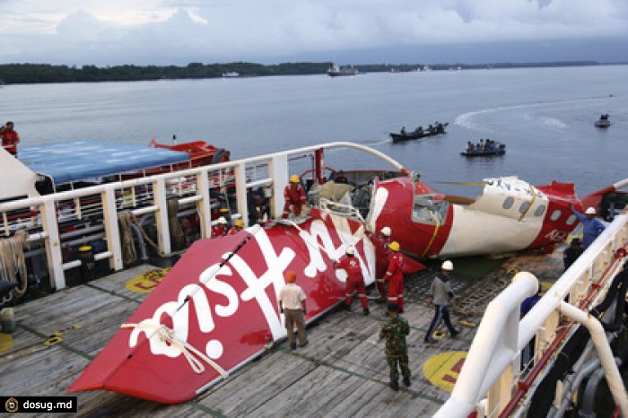 Фюзеляж лайнера AirAsia поднимут при плохой погоде