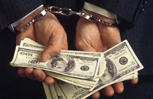 Глава трех таможенных постов задержан за вымогательство взятки