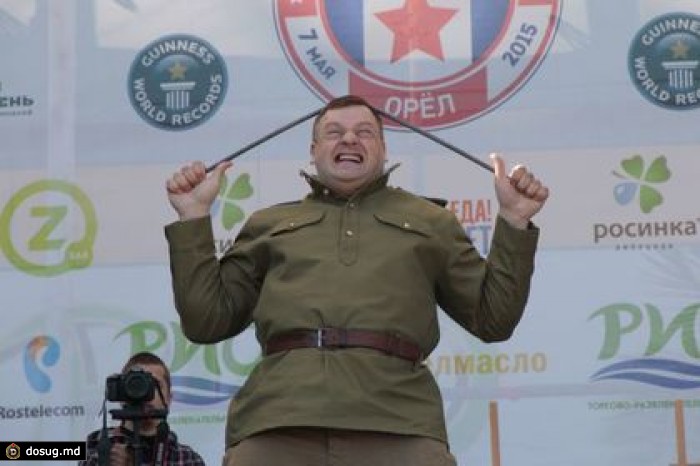 Главный физрук Орловской области согнул о голову 12 металлических прутьев