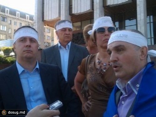 Голодающие депутаты Рады разместили палатки в центре Киева