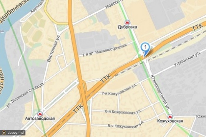 Грузовик упал с эстакады в Москве