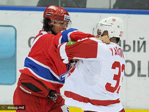 Хоккеисту "Витязя" выбили зуб в драке на льду