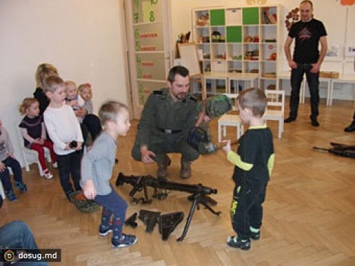Хозяин рижского детсада одобрил общение детей с "эсэсовцами"