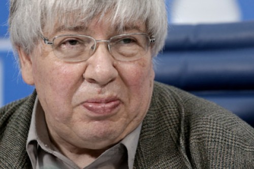 Искандер и Битов вступились за Кирилла Разлогова