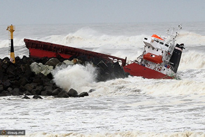 Испанский сухогруз разломился надвое у берегов Франции