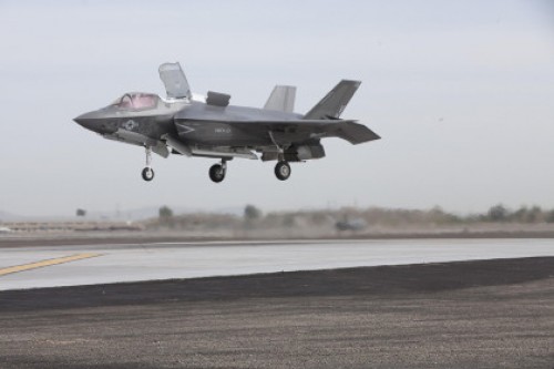 Истребитель F-35 впервые выполнил вертикальный взлет