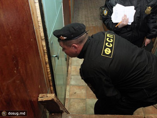 Южноуральские приставы арестовали дверь