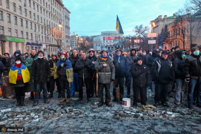 К месту беспорядков в Киеве стянулись несколько тысяч человек