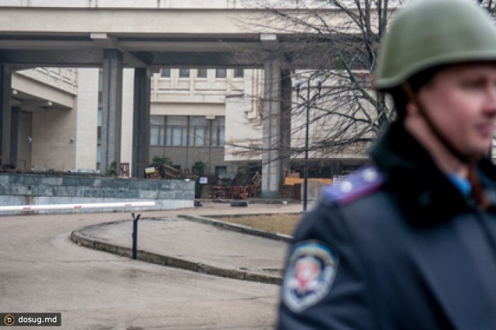 К парламенту Крыма прорвались пророссийские активисты
