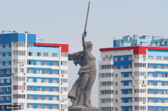 К приезду Медведева жители Волгограда убрались на балконах