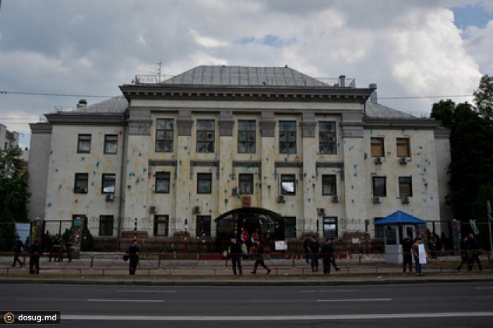 К российскому посольству в Киеве принесли венки