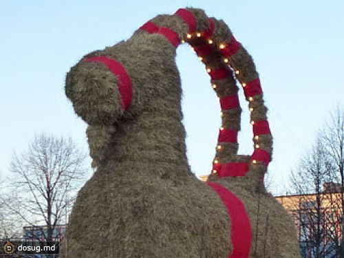 К шведской рождественской козе приставили охрану