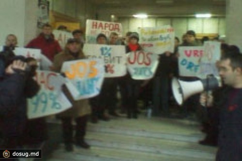 КОММУНИСТЫ ПИКЕТИРОВАЛИ ЗДАНИЕ, ГДЕ РАБОТАЮТ ДЕПУТАТЫ