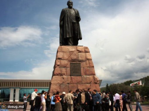Казахских оппозиционеров отказались пускать к памятнику Абаю