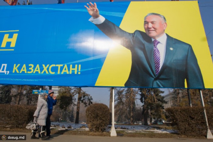 Казахстанец заклеил цитаты Назарбаева предложением руки и сердца