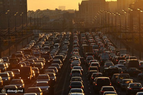 Каждый москвич провел в пробках 127 часов за год