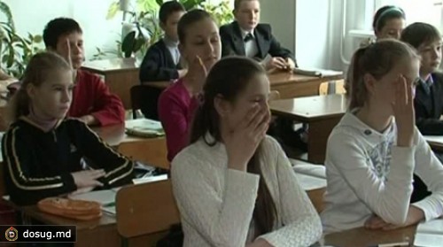 Каждый понедельник в школах будет начинаться с исполнения гимна Молдовы