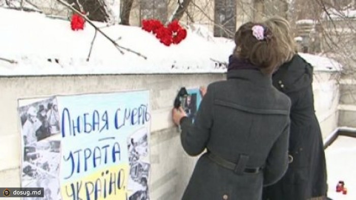 Кишиневцы несут свечи и цветы к посольству Украины