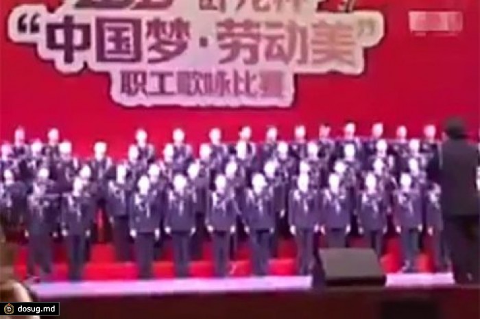 Китайский хор из 80 человек рухнул вместе со сценой. ВИДЕО
