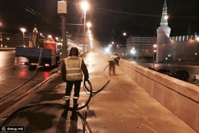 Коммунальщики перенесли мемориал Немцова ради очистки моста