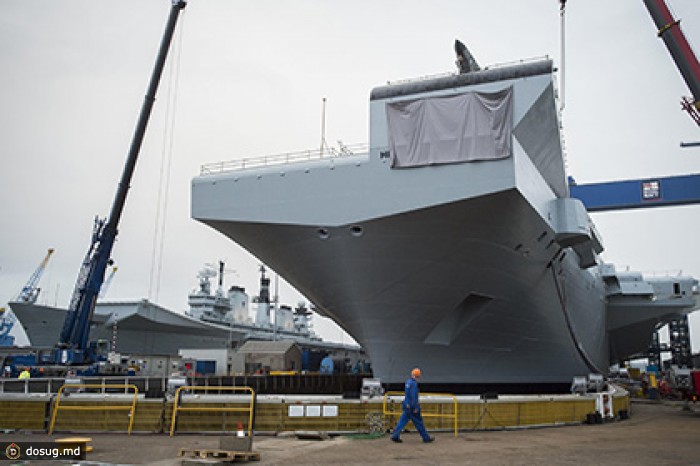 Королева Елизавета II окрестила новейший авианосец